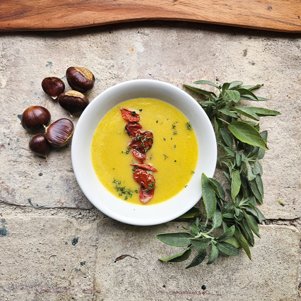 INGREDIENTI: 1 pezzo di Porro, 2 Patate Medie, 500g Funghi Freschi Misti (Cardoncelli, Champignon, Pioppini, Finferli) 1 Spicchio d’Aglio..